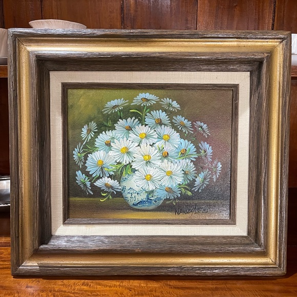 Original oil painting of daisies in a vase signed by the artist Nancy Lee